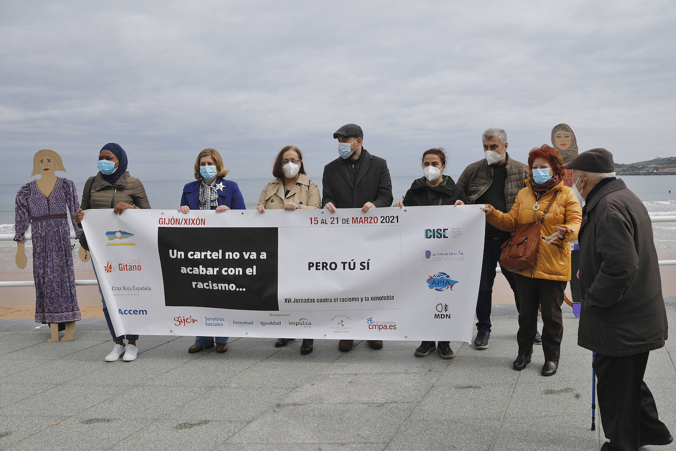 Una cadena humana desde la Escalerona a la plaza Mayor, mostró su rechazo a la discriminación racial el Dí Internacional para que esta sea eliminada.