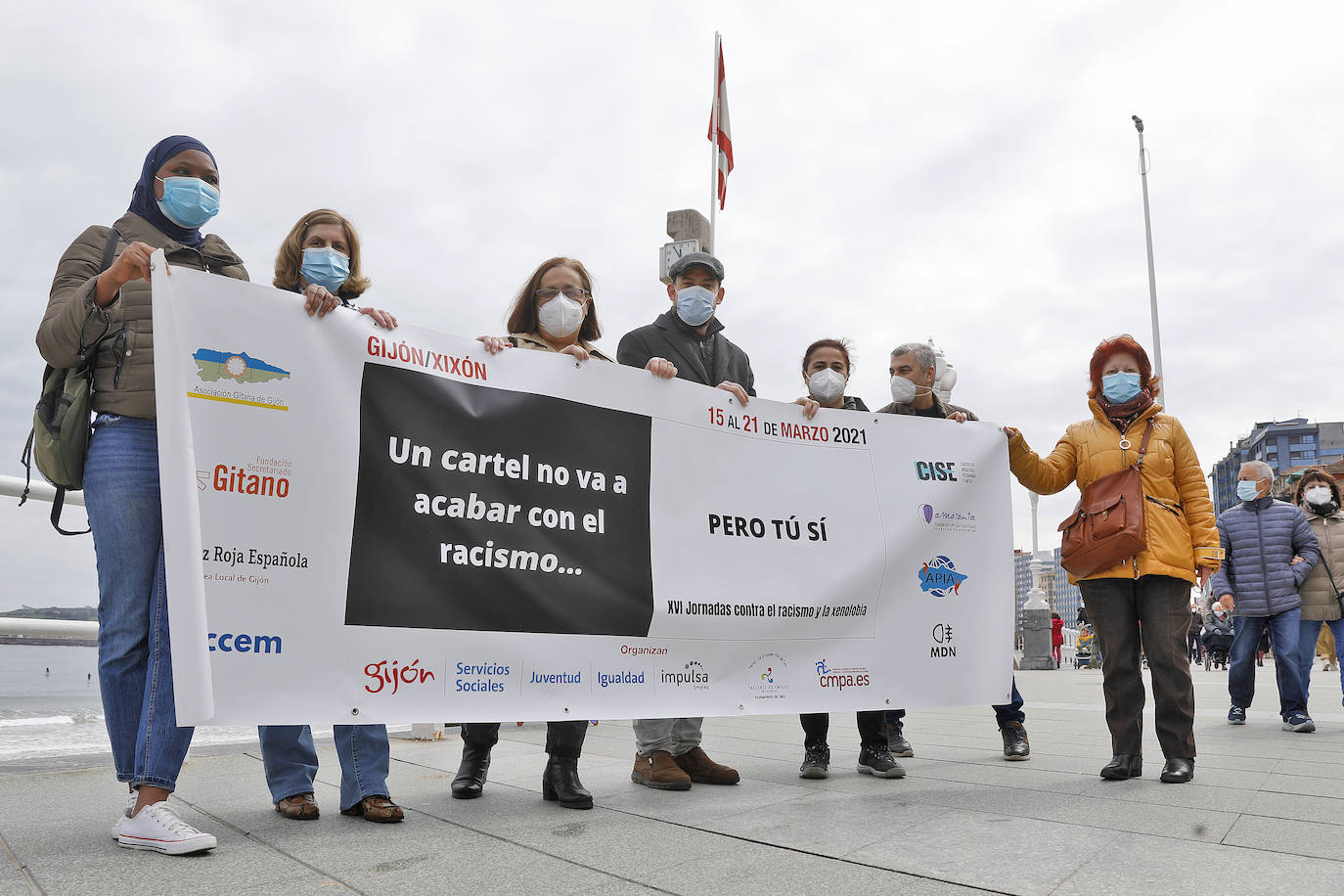Una cadena humana desde la Escalerona a la plaza Mayor, mostró su rechazo a la discriminación racial el Dí Internacional para que esta sea eliminada.