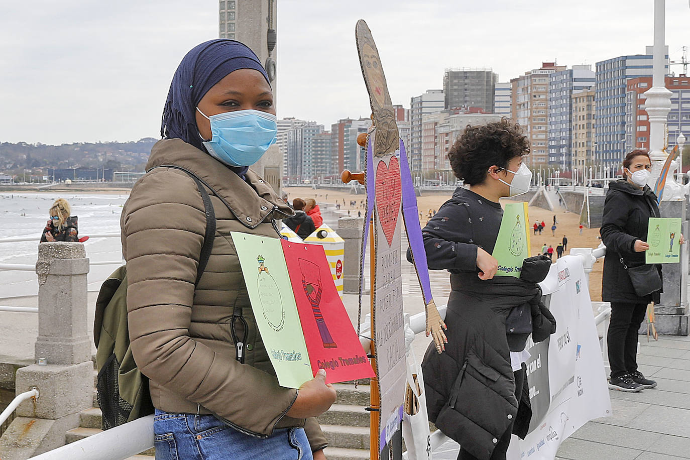 Una cadena humana desde la Escalerona a la plaza Mayor, mostró su rechazo a la discriminación racial el Dí Internacional para que esta sea eliminada.