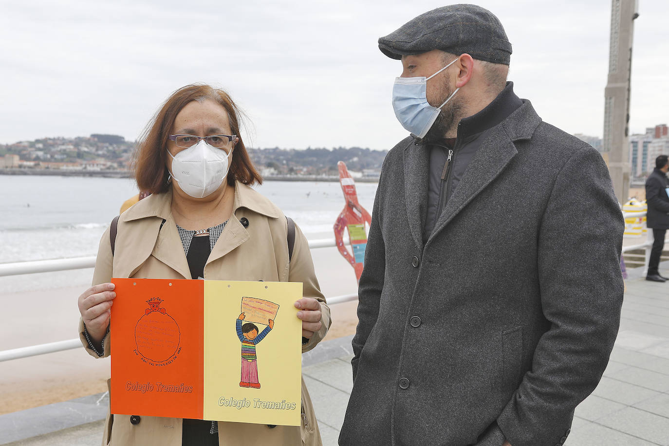 Una cadena humana desde la Escalerona a la plaza Mayor, mostró su rechazo a la discriminación racial el Dí Internacional para que esta sea eliminada.