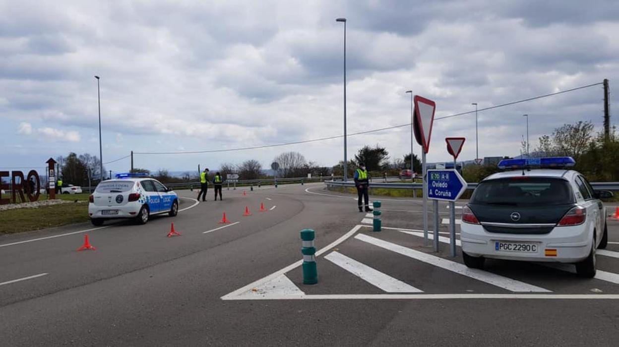 La Policía Local de Cudillero y la Guardia Civil controlaron ayer los accesos a la capital pixueta. 