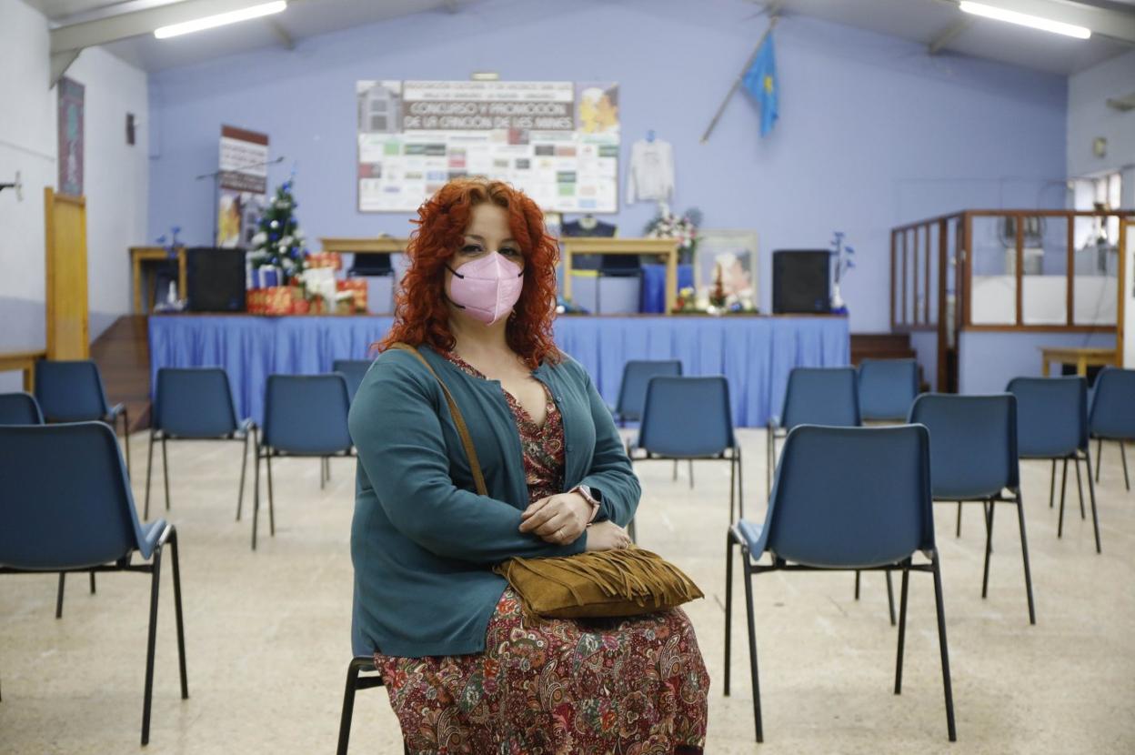 Elena Carrasco, con el escenario del Concurso de Canción Asturiana de La Nueva a sus espaldas. 