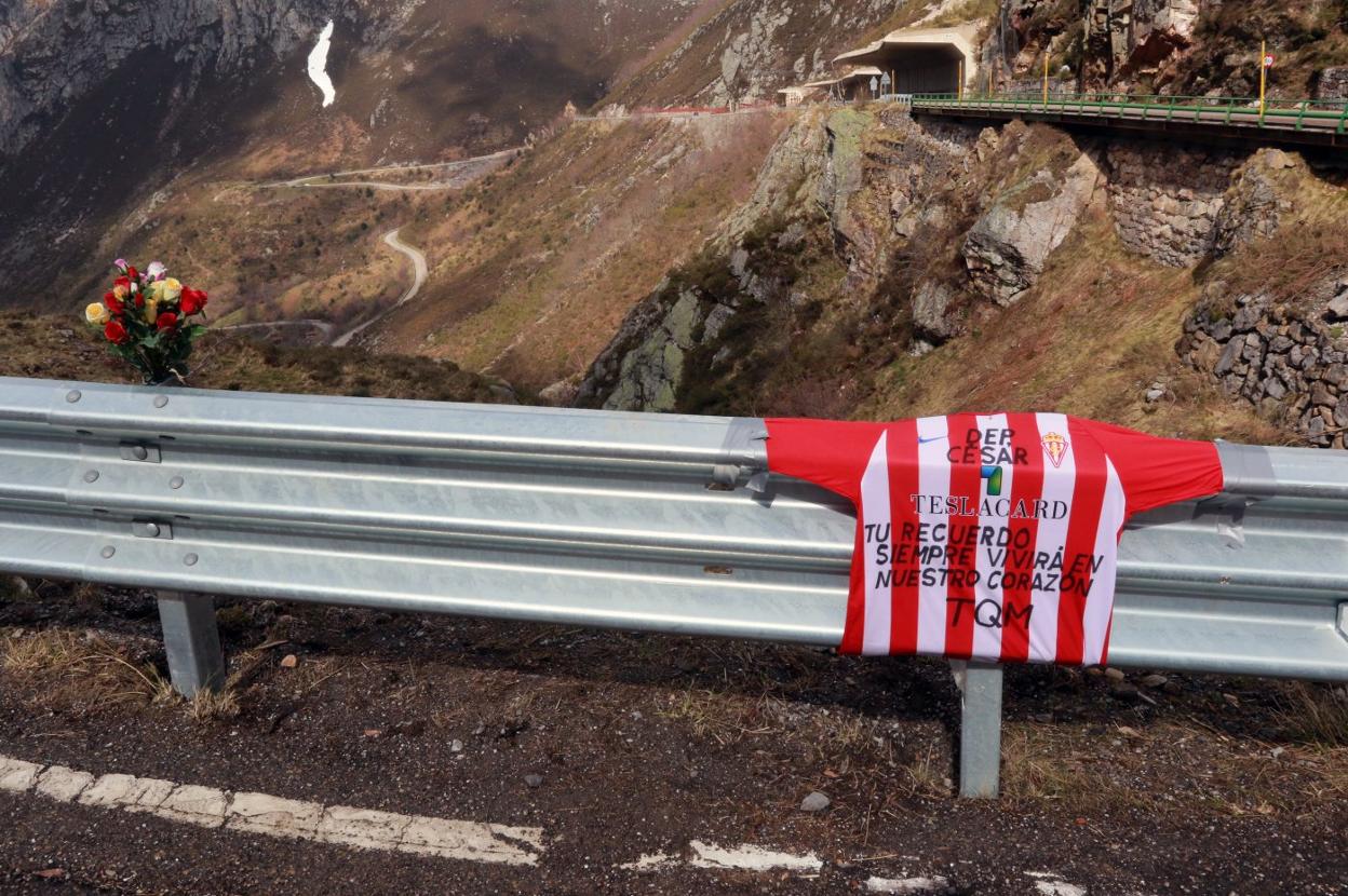 La camiseta en recuerdo al operario César Fernández. 