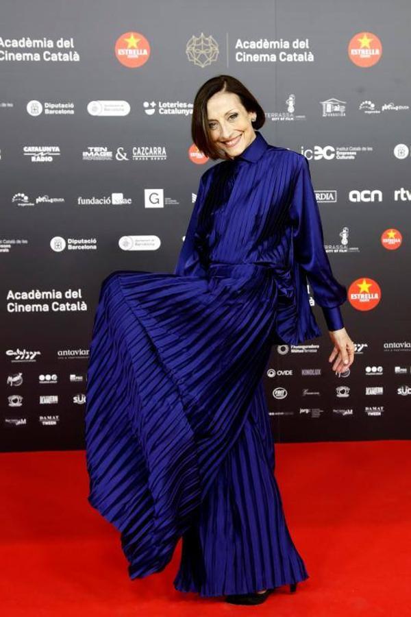 Carme Elías se convirtió en una de las más elegantes con este sofisticado vestido largo camisero en color azul eléctrico y con diseño plisado de Maria Roch.