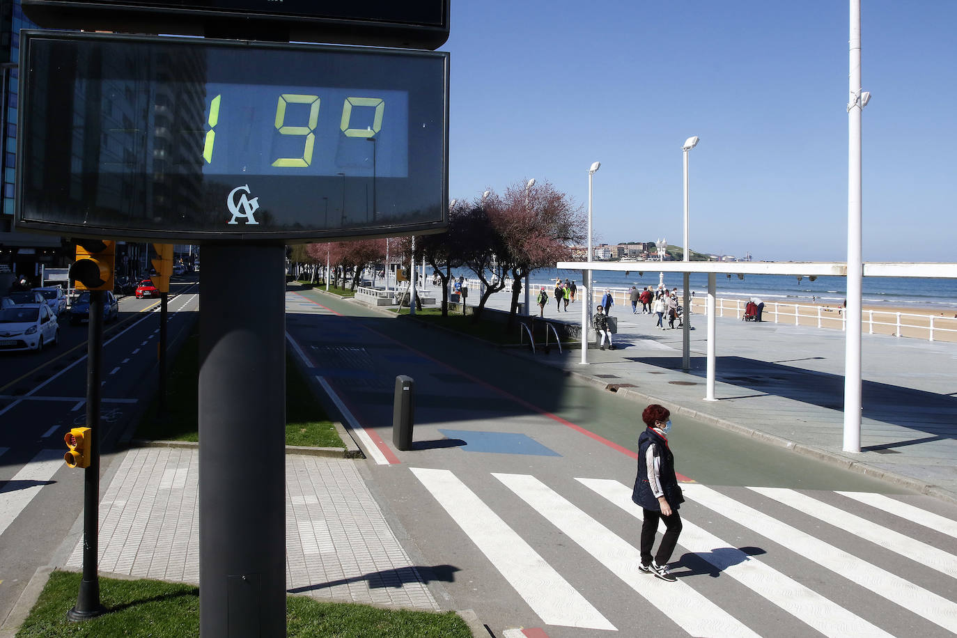 Aunque la estación llegó el fin de semana, las temperaturas aún no habían dado síntomas de querer dejar el invierno. Sin embargo, este martes los termómetros han subido algo más y los más atrevidos ya han sacado los bañadores del armario. Otros han preferido celebrarlo paseando o disfrutando de las terrazas.