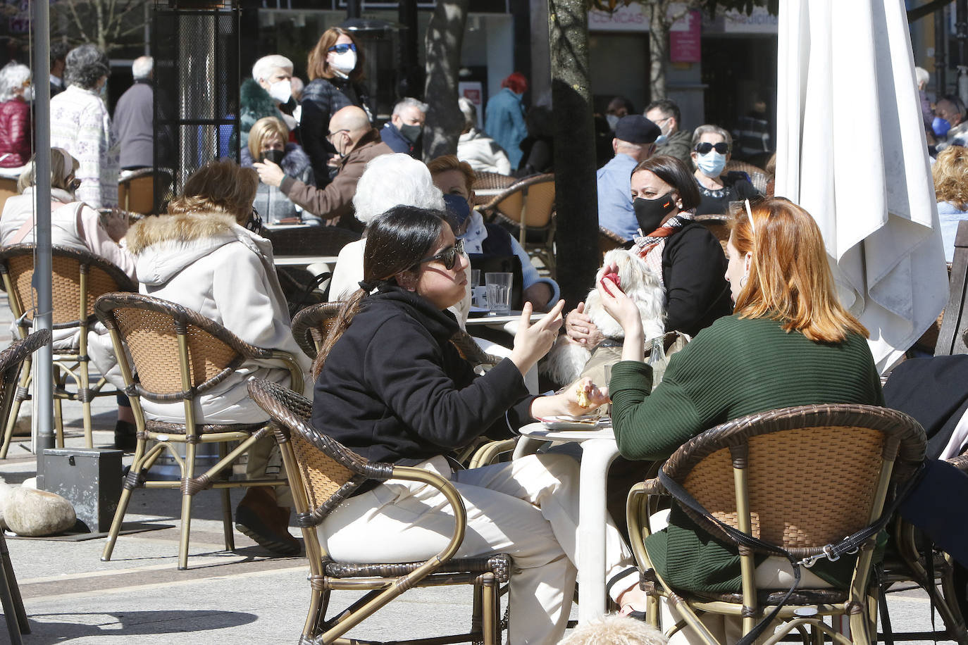 Aunque la estación llegó el fin de semana, las temperaturas aún no habían dado síntomas de querer dejar el invierno. Sin embargo, este martes los termómetros han subido algo más y los más atrevidos ya han sacado los bañadores del armario. Otros han preferido celebrarlo paseando o disfrutando de las terrazas.