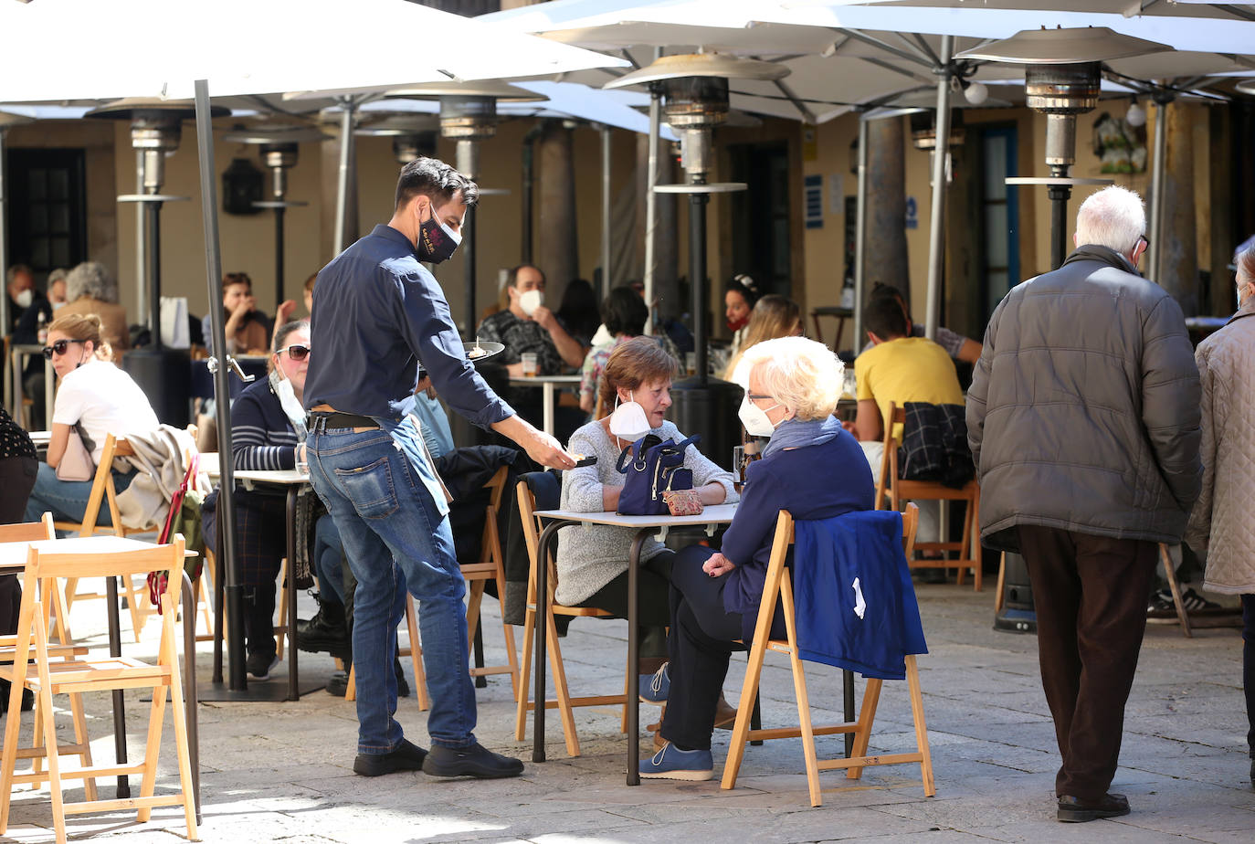 Aunque la estación llegó el fin de semana, las temperaturas aún no habían dado síntomas de querer dejar el invierno. Sin embargo, este martes los termómetros han subido algo más y los más atrevidos ya han sacado los bañadores del armario. Otros han preferido celebrarlo paseando o disfrutando de las terrazas.