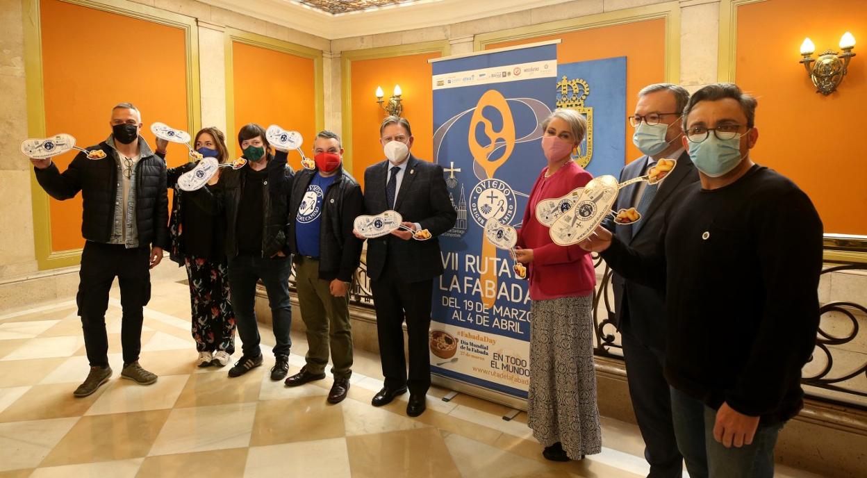 Los protagonistas de la VII Ruta de la Fabada, ayer, en el salón de Plenos del Ayuntamiento. 