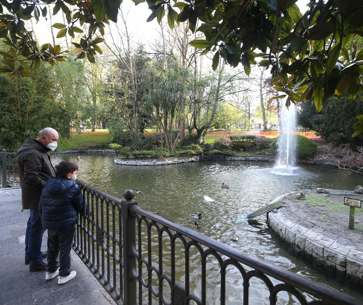Un hombre y un niño, en el estanque de los patos, ayer. 
