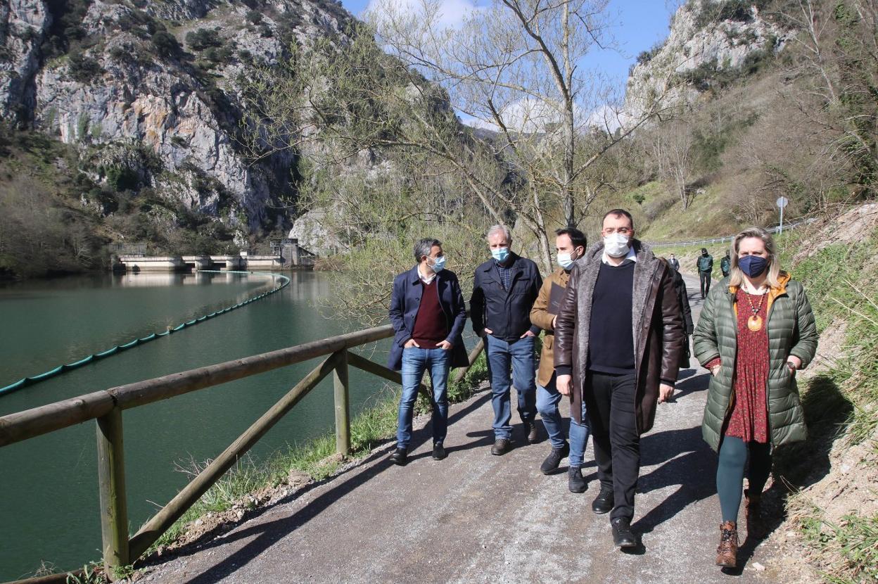 Adrián Barbón y Alejandro Calvo, con David Villar y varios alcaldes en el embalse de Valdemurio. 