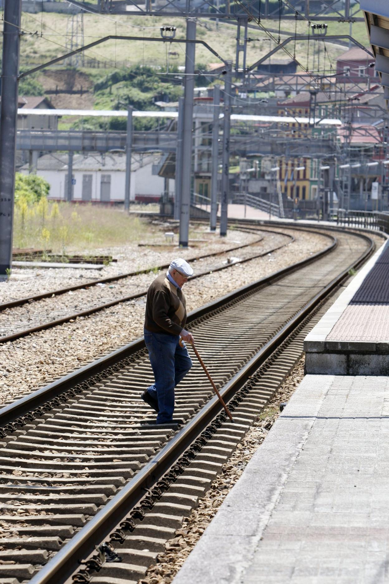 Un hombre cruza por encima de las vías en la estación de Ujo, que será reformada. 