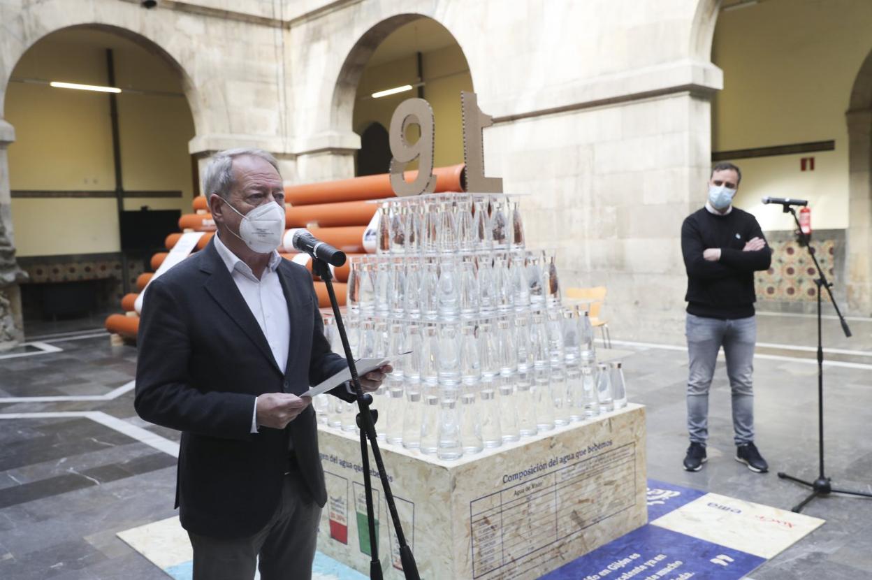 Aurelio Martín, concejal de Medio Ambiente y Movilidad, en la exposición sobre la huella hídrica. 
