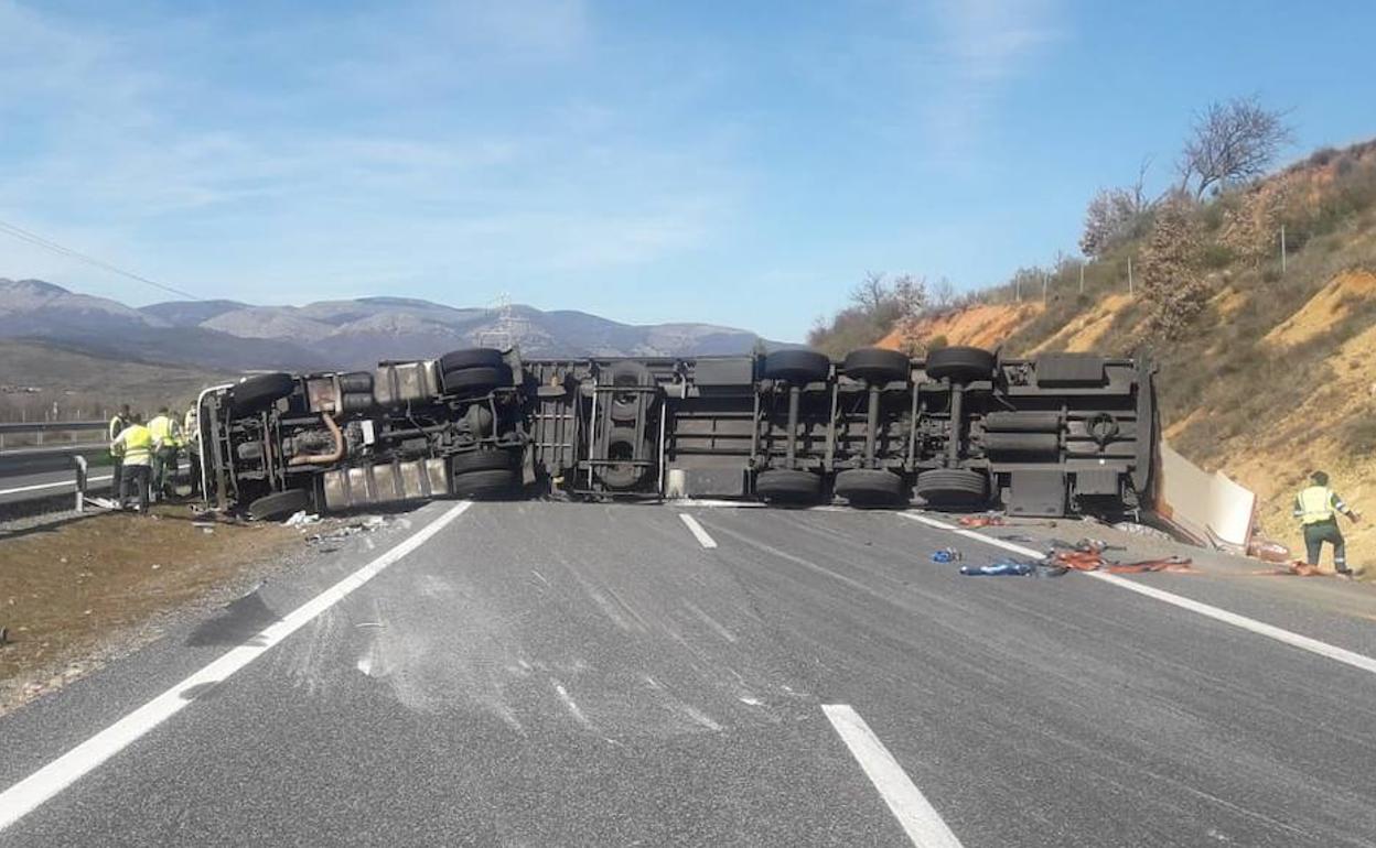 El vuelco de un camión en León corta el Huerna hacia Asturias durante dos horas