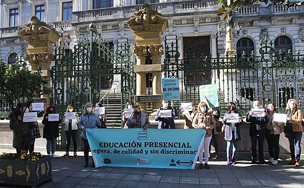 Protesta de padres ante la Junta demandando la vuelta a la presencialidad en la educación