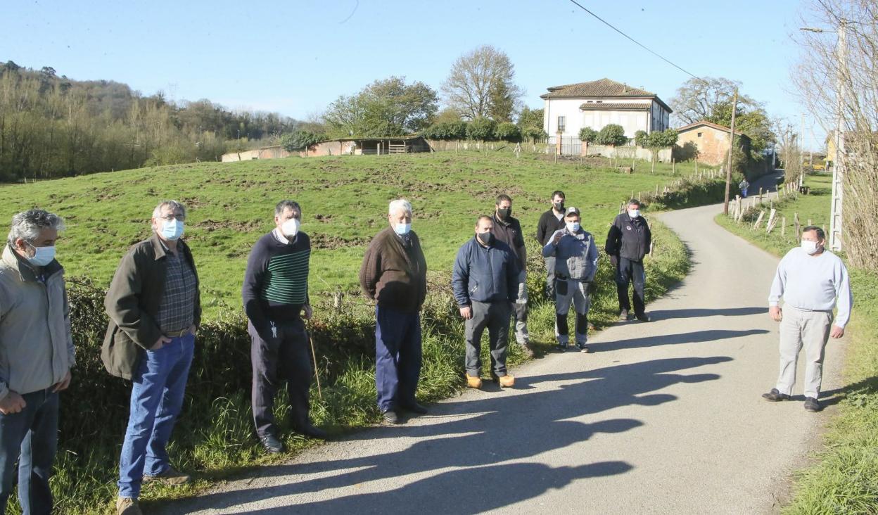 Los ganaderos de La Parte y Posada, en Siero, frente a una de las fincas afectadas por los jabalíes. 