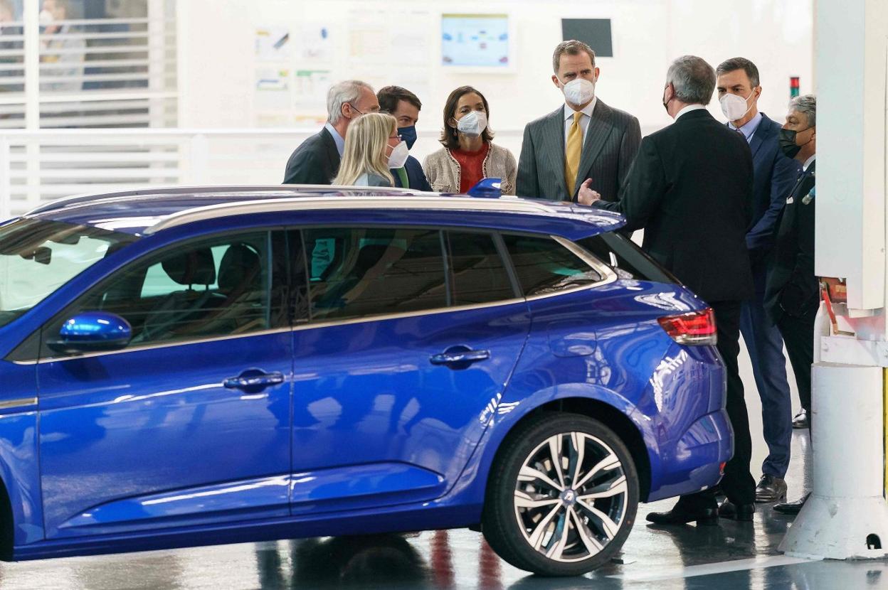 El Rey, Pedro Sánchez y la ministra de Industria, Reyes Maroto, conversan con Luca de Meo. 