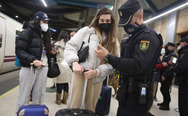 Control policial este miércoles en la estación de ferrocarril de Oviedo.