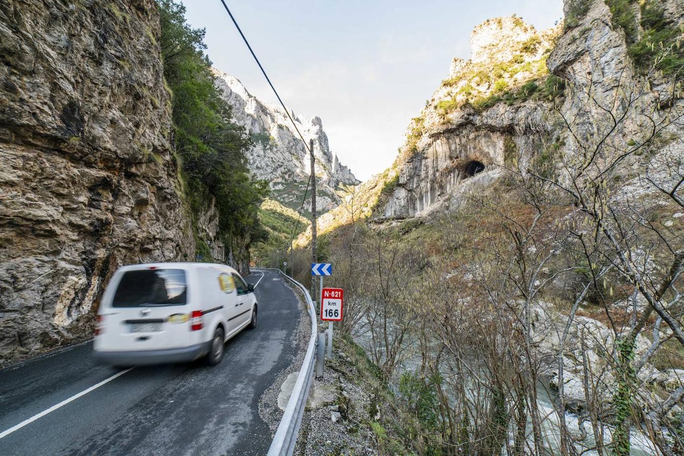 N-621 Carretera de La Hermida (Cantabria): Esta carretera que atraviesa la impresionante garganta del desfiladero de La Hermida, situada en Cantabria, une las localidades de La Hermida y Panes en los Picos de Europa. Un total de 21 kilómetros por el desfiladero más largo de España que garantiza una conducción espectacular por el paisaje, pero en la que combiene estar atentos por la estrechez, el asfalto resbaladizo y los constantes derrumbes de piedras desde las verticales paredes de roca caliza, sobre todo en época de temporal o lluvias.