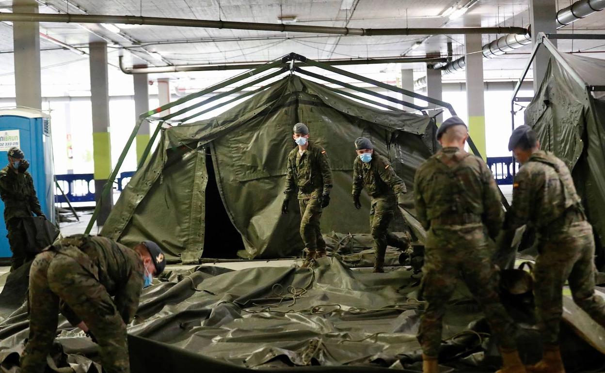 Militares trabajan en la retirada del hospital de campaña instalado por el Ejército en el HUCA