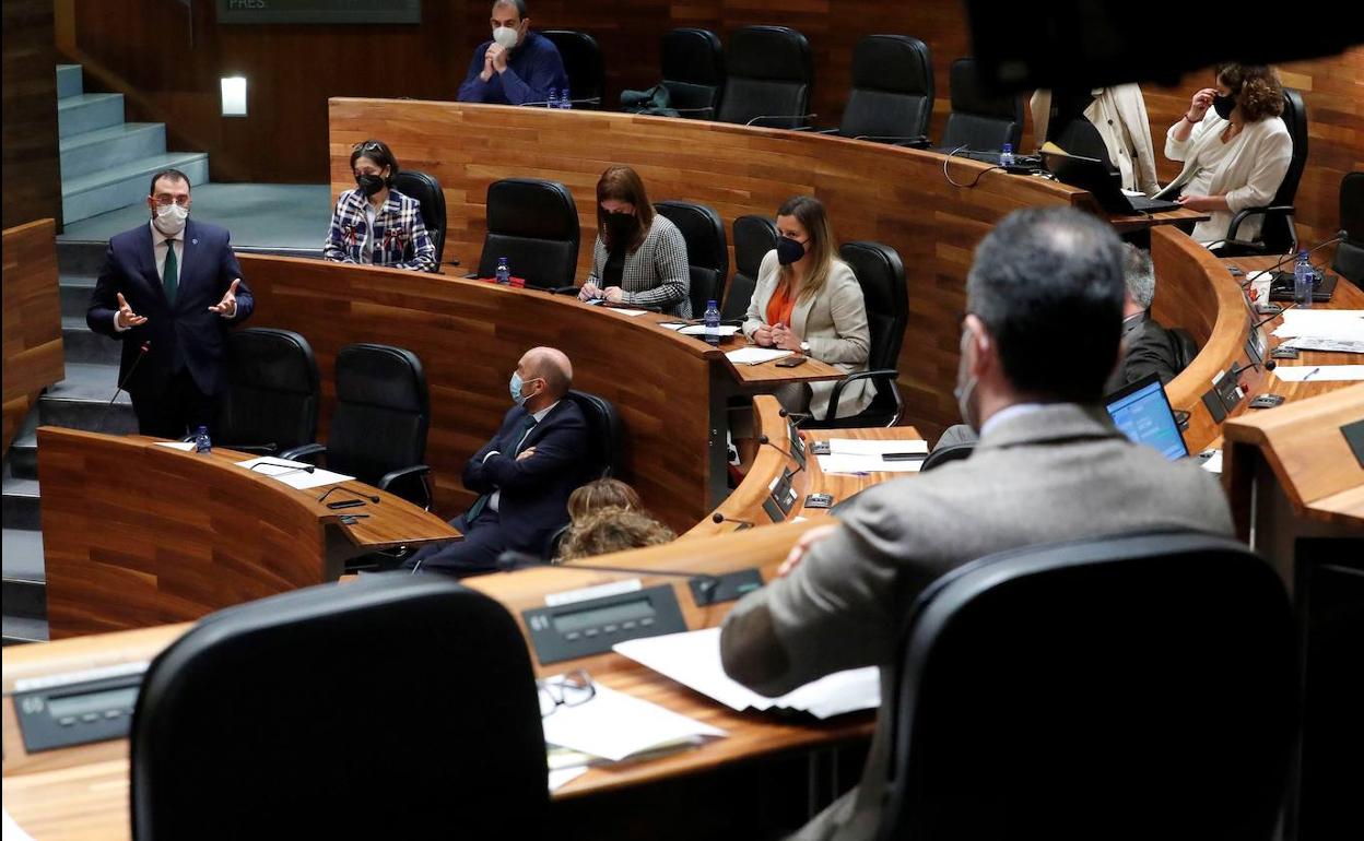 El presidente regional interviene en el Pleno del Parlamento regional este miércoles.