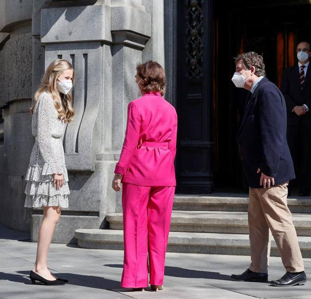 La princesa Leonor es recibida por la vicepresidenta Carmen Calvo y el director del Instituto Cervantes, Luis García Montero, a su llegada a la institución.