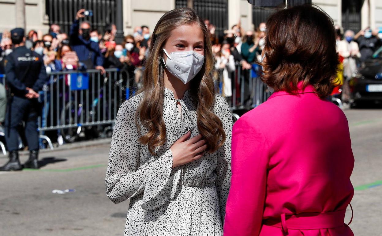 La princesa Leonor saluda a la vicepresidenta Carmen Calvo a su llegada al Instituto Cervantes.