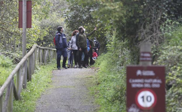 Turistas en la Senda del Oso.