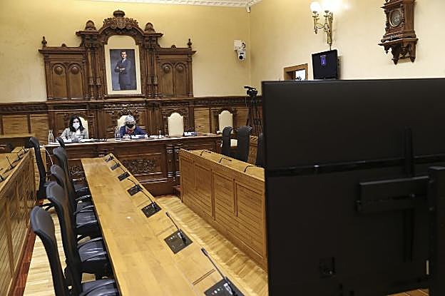 La alcaldesa Ana González y la secretaria municipal Inmaculada Fernández Gancedo fueron las únicas con asistencia presencial en la sesión plenaria. Por motivos de la pandemia, el resto de la Corporación participó de forma telemática. 