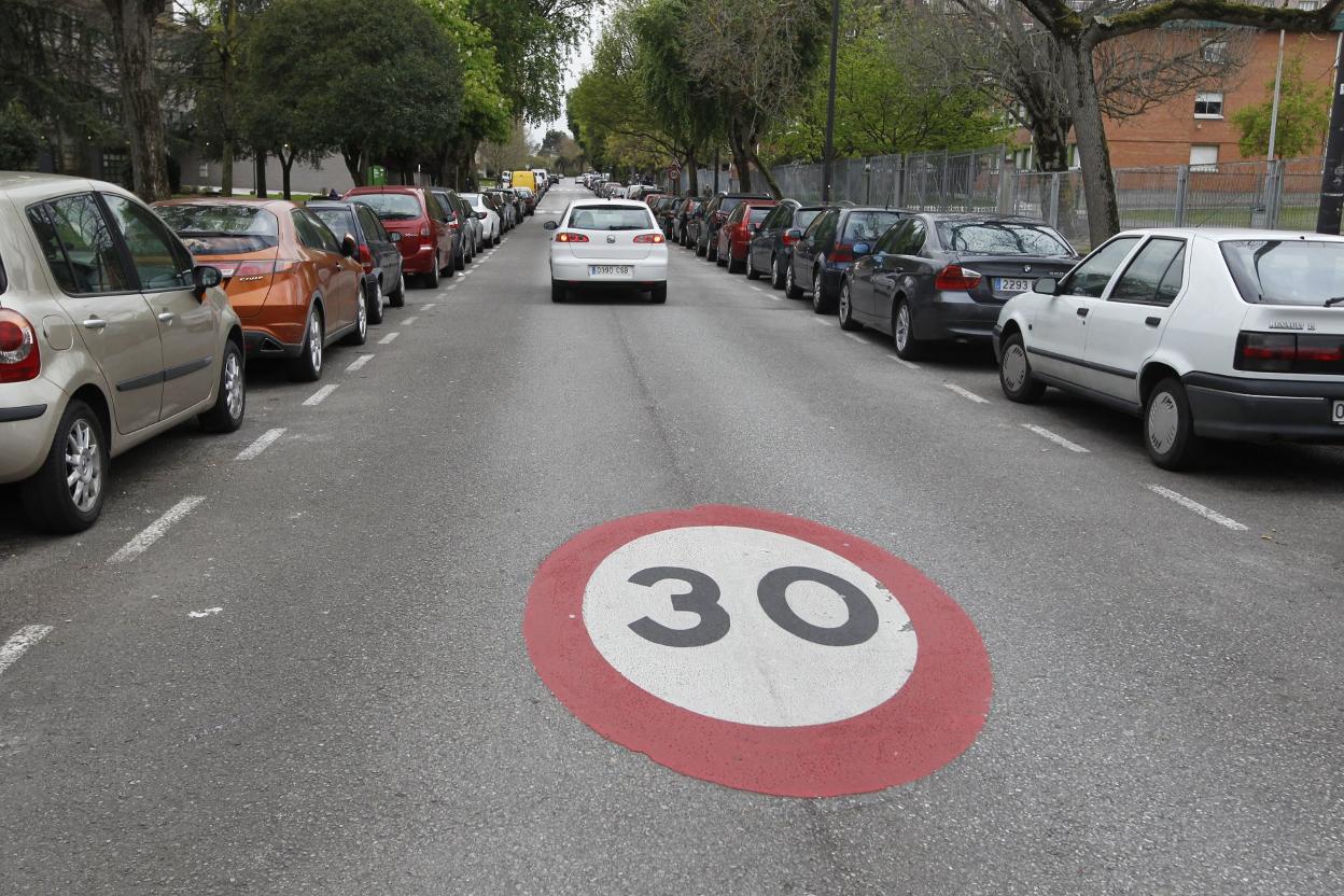 La calle Puerto de Leitariegos, una de las zonas 30 de Gijón. 