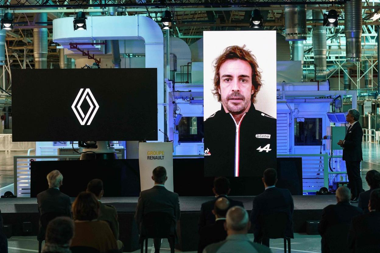 Fernando Alonso participó desde Baréin, a través de una videoconferencia, en un acto con los trabajadores de la factoría palentina de Renault en Villamuriel. 
