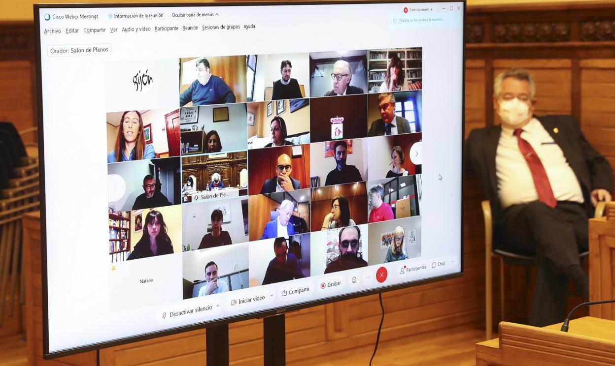 Zoom con los ediles en una pantalla, en el salón de plenos. 