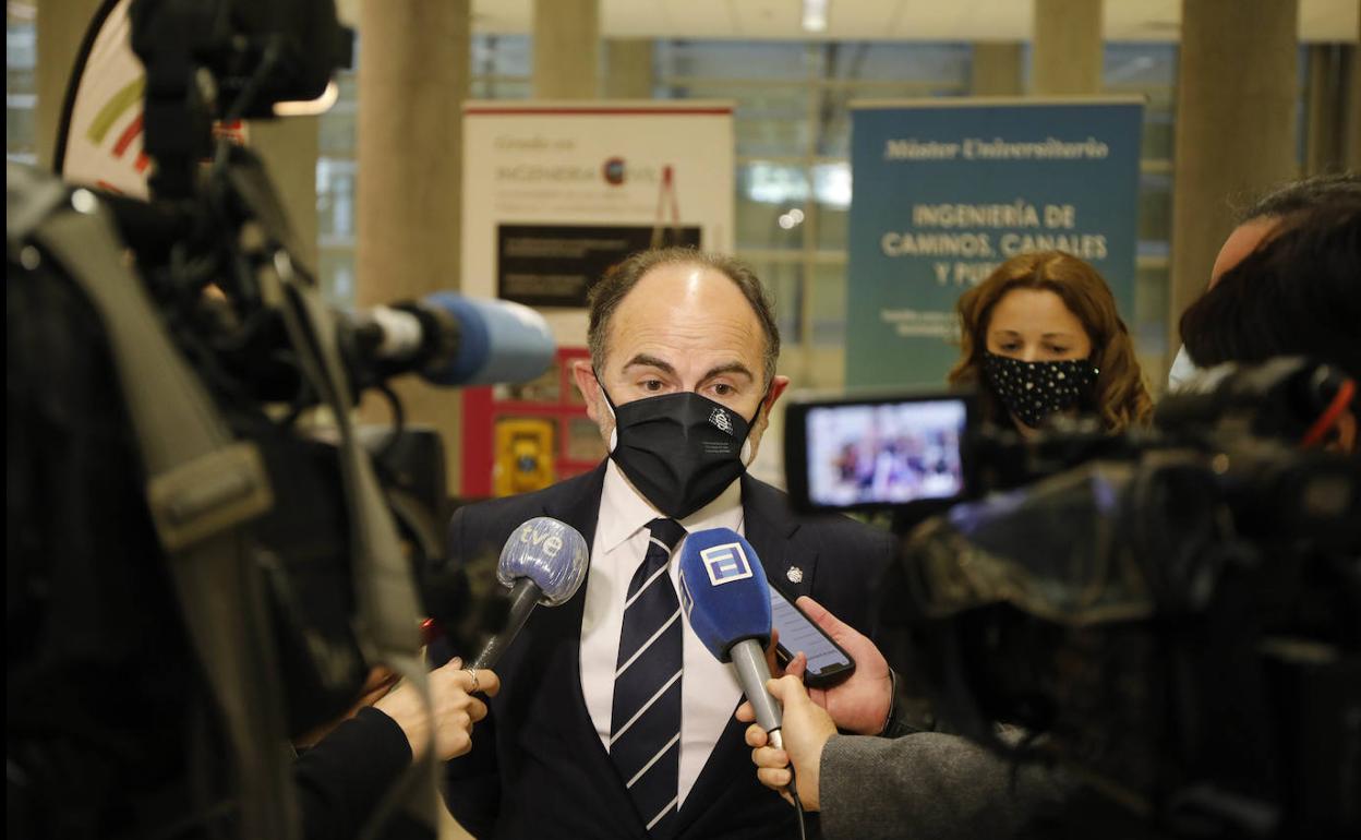 El rector, en una visita al campus de Mieres.