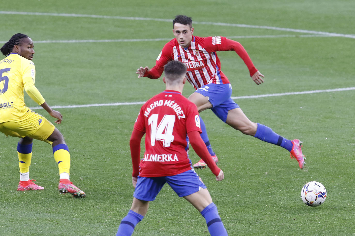 El partido disputado entre el Sporting y el Alcorcón en El Molinón, en imágenes.