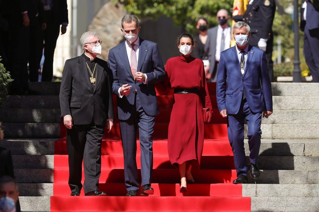 Los Reyes posan junto al arzobispo de Urgell, Joan Enric Vives, y el representante de Francia, Patrick Strzoda, ante la Casa de la Vall, en el primer día de su visita de Estado a Andorra. 