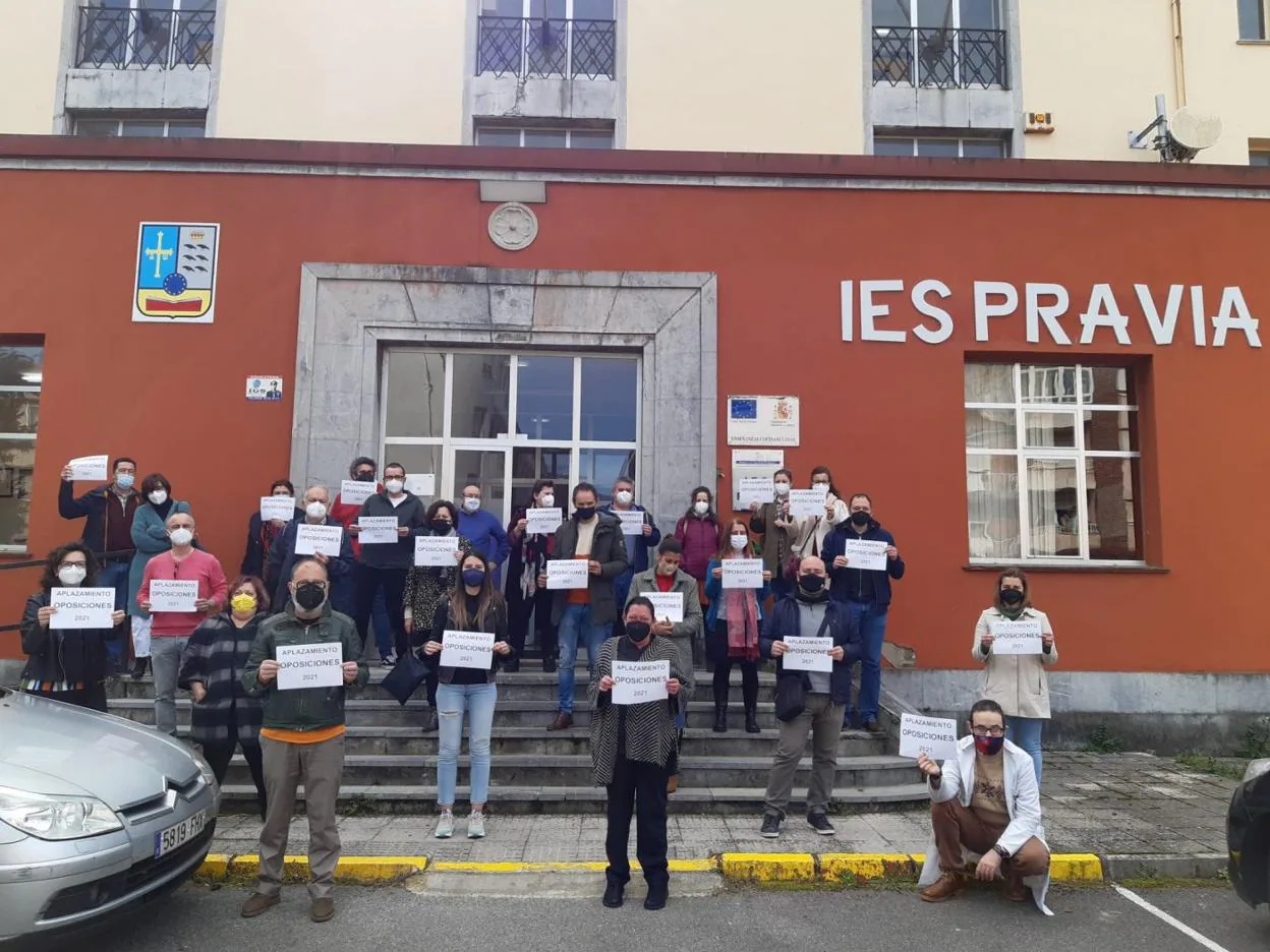 Una veintena de docentes, en el IES de Pravia, reclaman que se aplacen las oposiciones de Secundaria. 