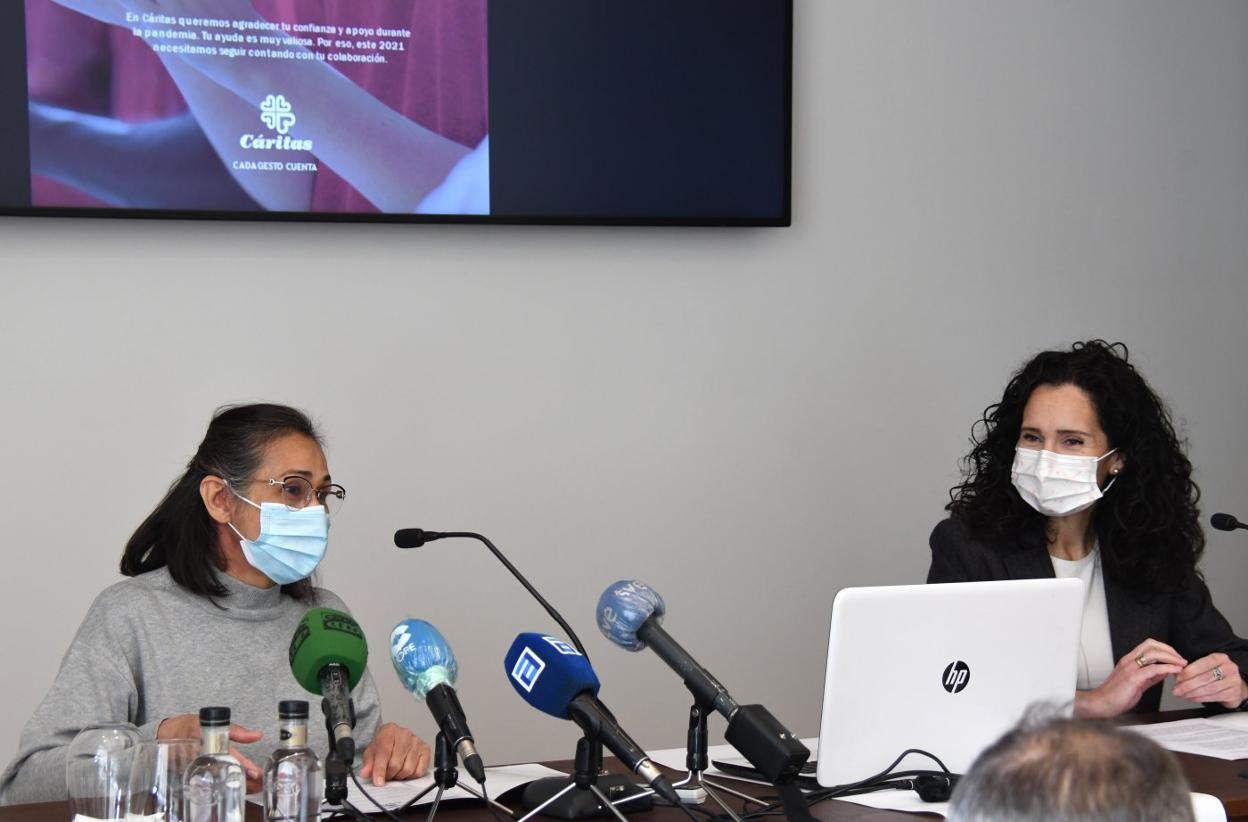 Yadira Portillo, la migrante venezolana, junto a Aurora García, directora de Cáritas Asturias. 