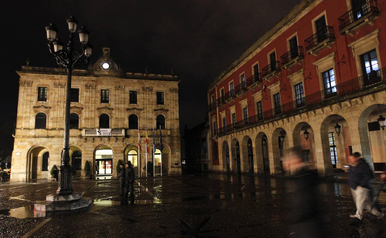 La plaza Mayor sin iluminación en 'La Hora del Planeta' 