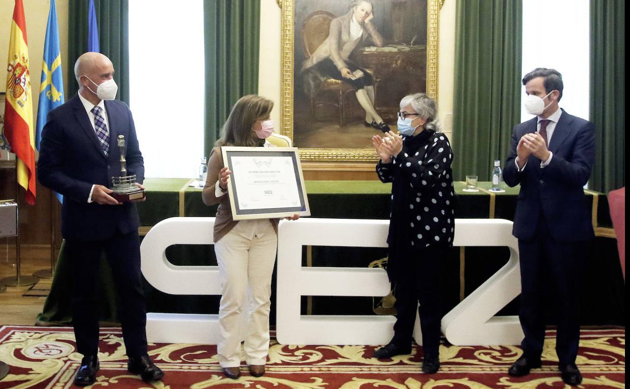 La alcaldesa Ana González y el director de Ser Gijón, Pablo Palacio, en el acto de entrega de premios