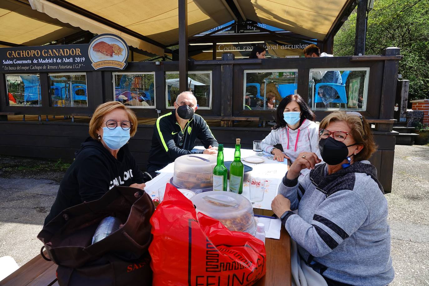 Ante la imposiblidad de salir fuera, los asturianos han optado por quedarse en la región y disfrutar de las buenas temperaturas que está dejando el periodo vacacional en la playa, la montaña o las estaciones de esquí.