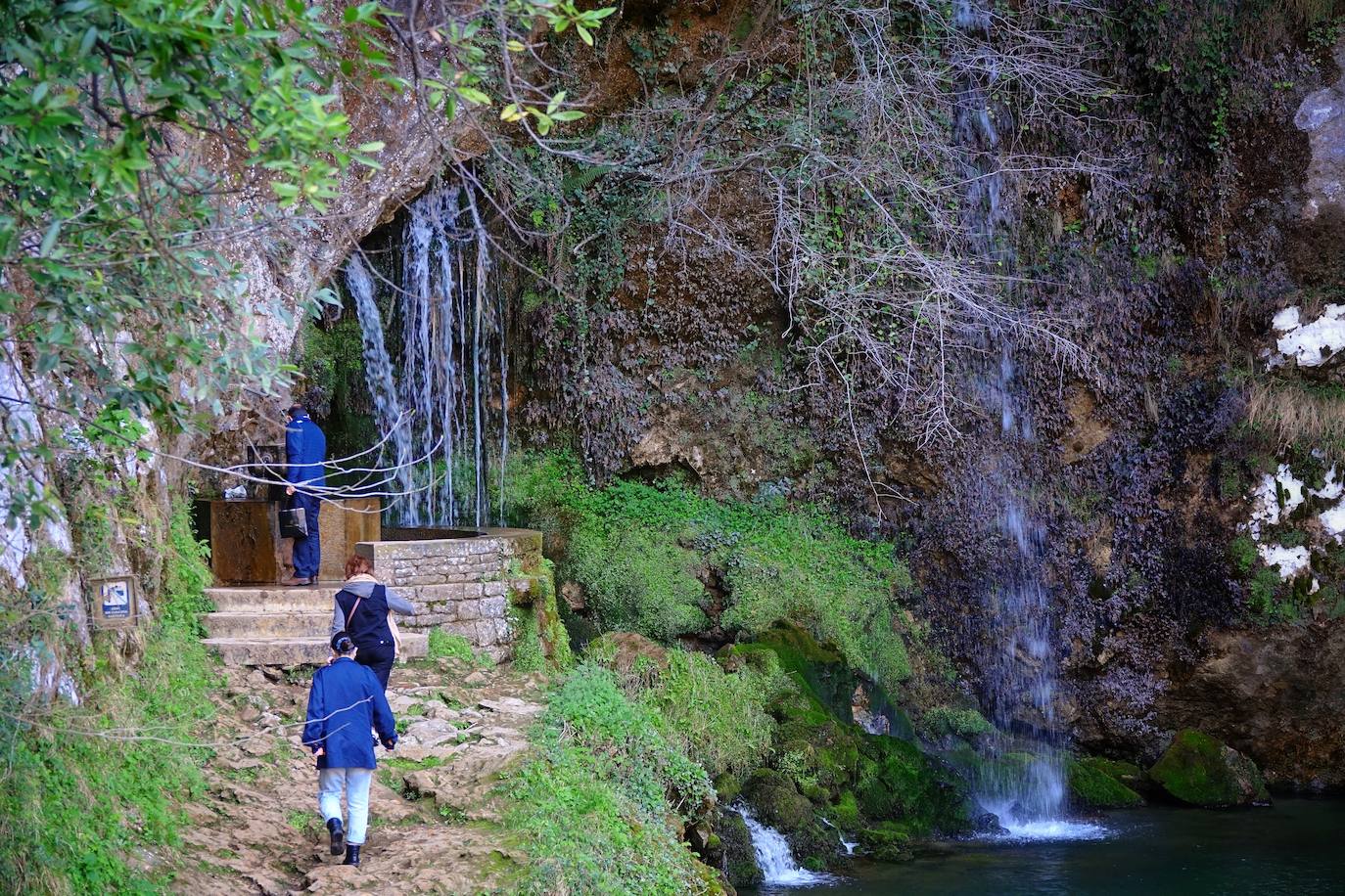 Ante la imposiblidad de salir fuera, los asturianos han optado por quedarse en la región y disfrutar de las buenas temperaturas que está dejando el periodo vacacional en la playa, la montaña o las estaciones de esquí.