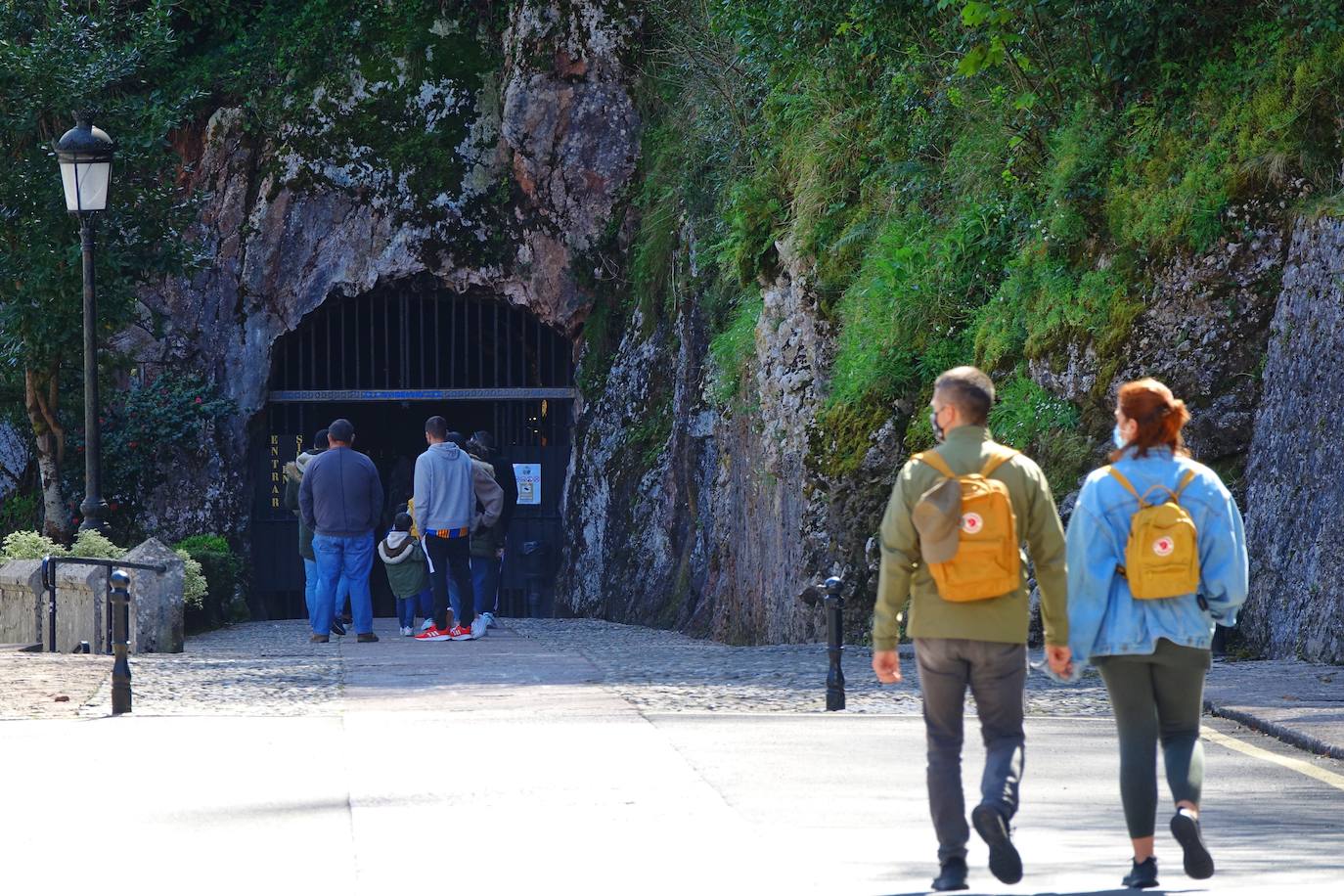 Ante la imposiblidad de salir fuera, los asturianos han optado por quedarse en la región y disfrutar de las buenas temperaturas que está dejando el periodo vacacional en la playa, la montaña o las estaciones de esquí.