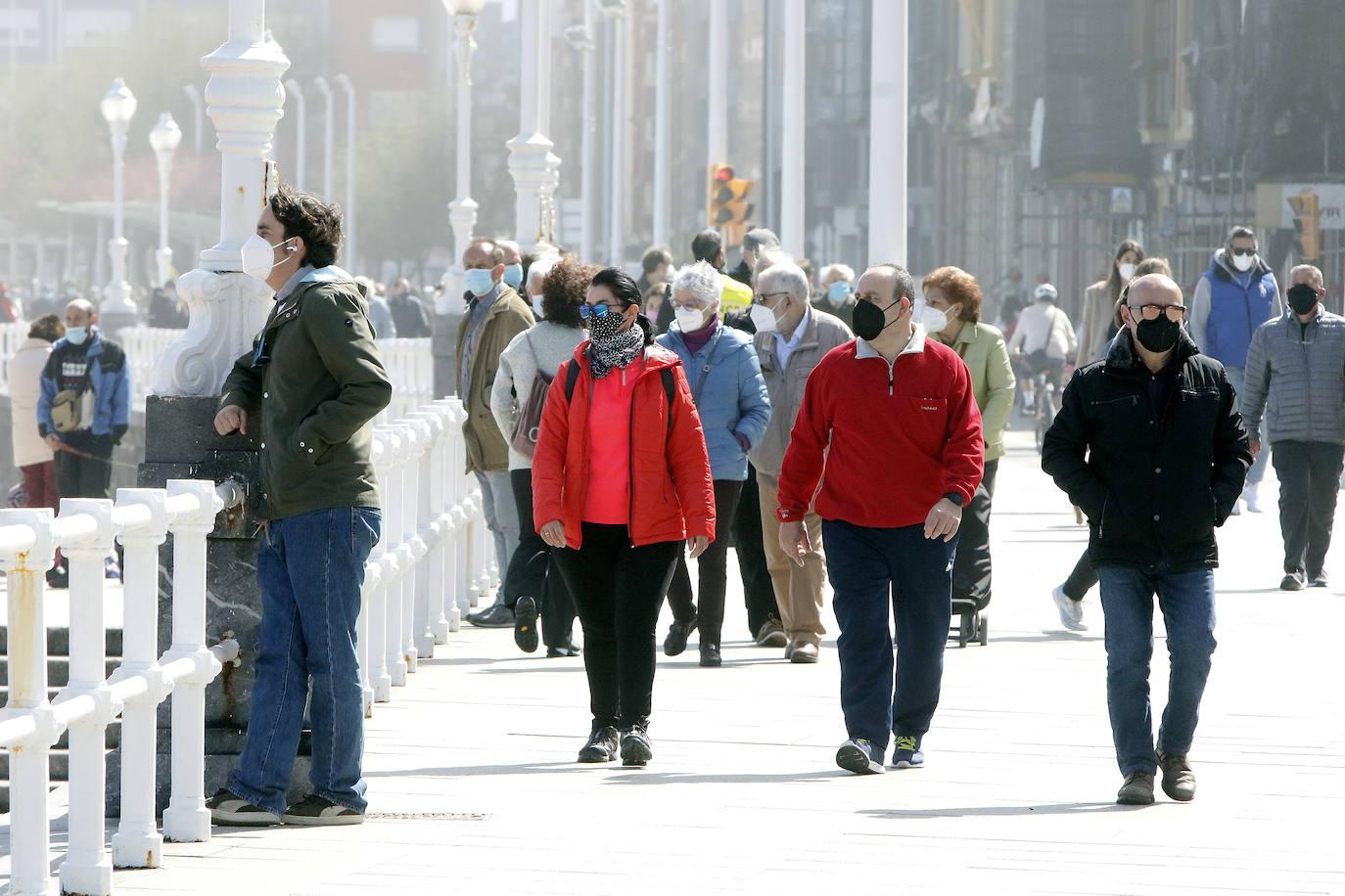 Ante la imposiblidad de salir fuera, los asturianos han optado por quedarse en la región y disfrutar de las buenas temperaturas que está dejando el periodo vacacional en la playa, la montaña o las estaciones de esquí.