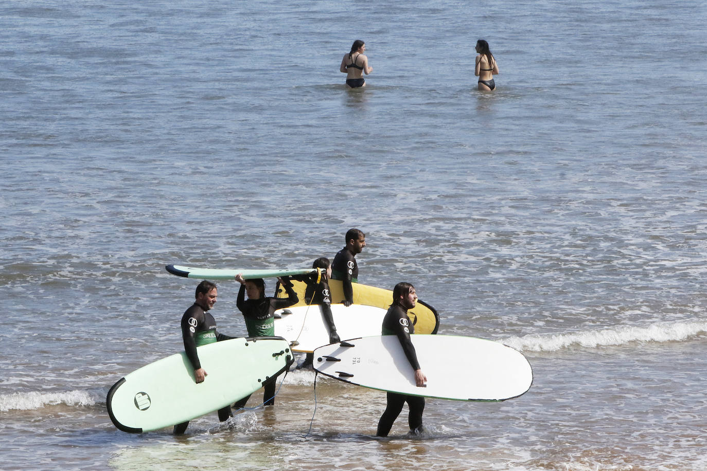 Ante la imposiblidad de salir fuera, los asturianos han optado por quedarse en la región y disfrutar de las buenas temperaturas que está dejando el periodo vacacional en la playa, la montaña o las estaciones de esquí.