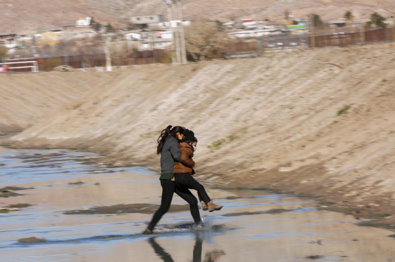 Los migrantes cruzan el Río Bravo para convertirse en agentes de la Patrulla Fronteriza de Estados Unidos para solicitar asilo en El Paso, Texas.