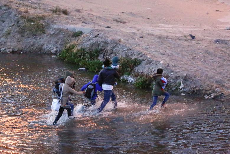 Los migrantes cruzan el río Bravo para convertirse en agentes de la Patrulla Fronteriza de Estados Unidos para solicitar asilo.