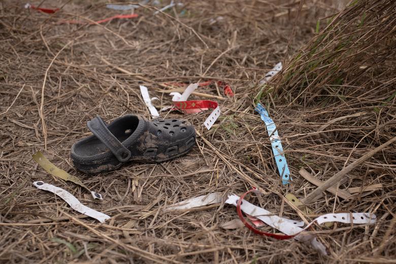 Se ve un zapato rodeado de pulseras desechadas por migrantes en busca de asilo de Centroamérica a lo largo de las orillas del río Grande por donde los migrantes ingresaron a Estados Unidos desde México.