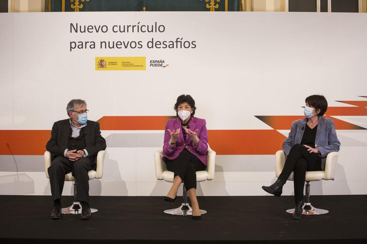 Isabel Celaá interviene en la presentación del plan. 