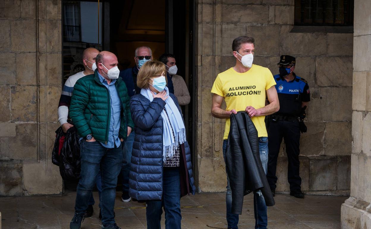 La alcaldesa junto al comité de Alu Ibérica en la puerta del Ayuntamiento. 