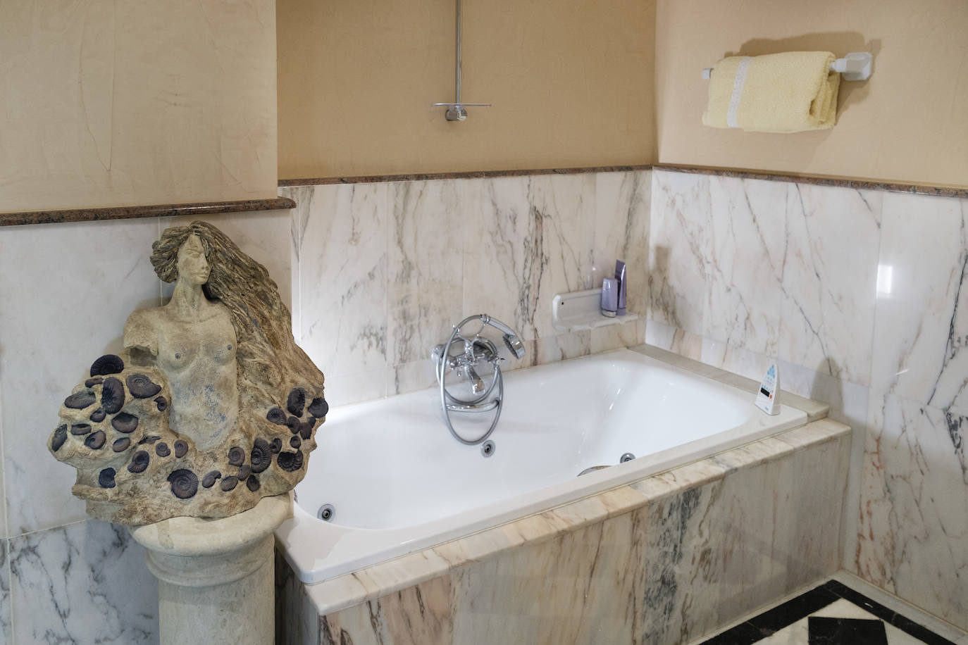 De Roma a Gijón. Tras haber vivido 40 años en la capital de Italia, Pilar García supervisó la reforma y decoración de este piso en el que ahora reside junto a su marido, José Ignacio Ezquieta