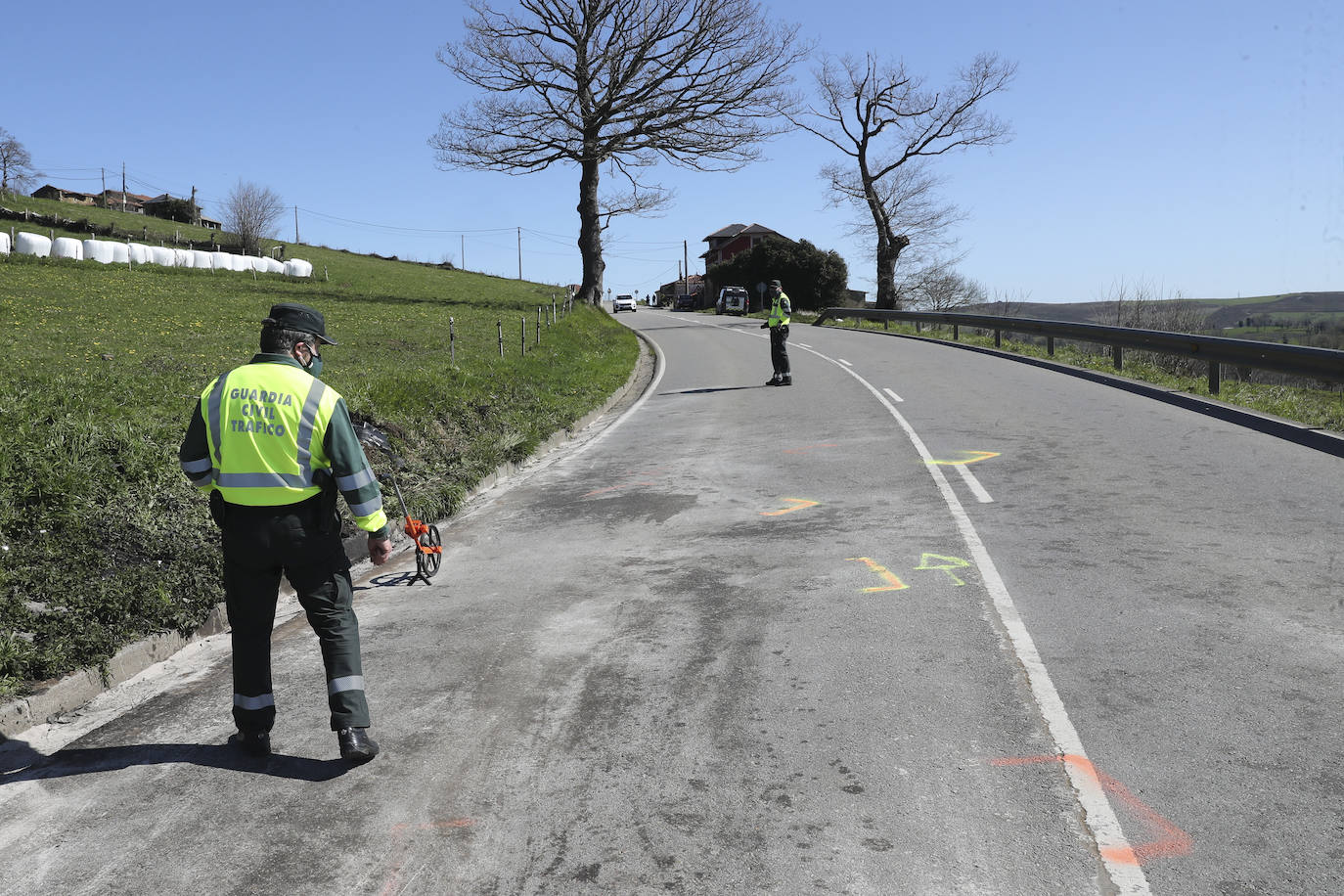 Consternación y luto en Tineo tras el accidente de este sábado por la noche en donde hubo una mujer fallecida y siete heridos, dos de ellos de gravedad.
